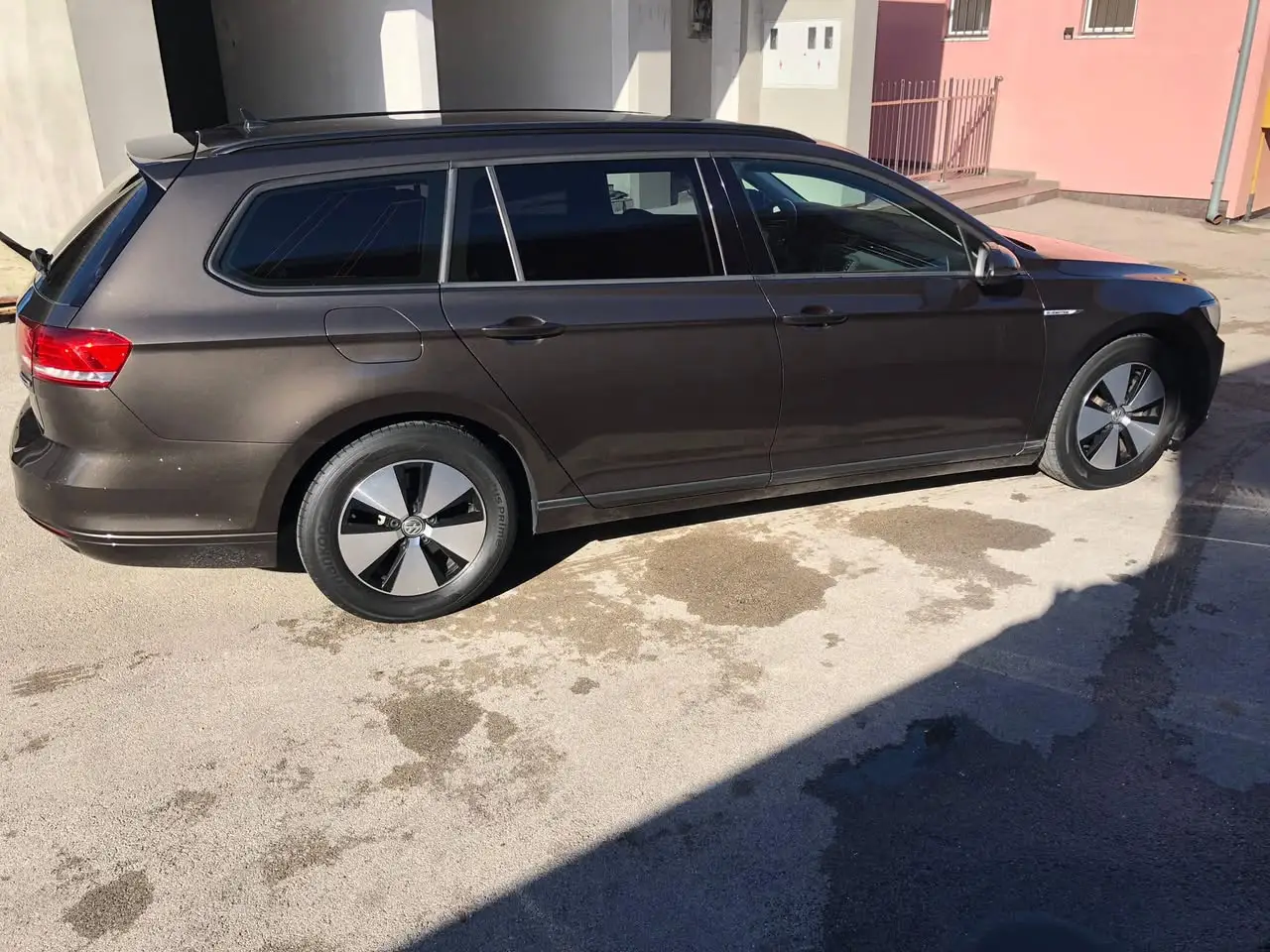 Bočna strana istog vozila