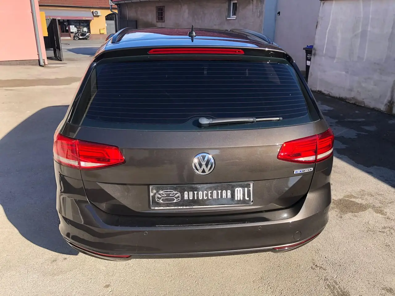 Stražnja strana istog vozila s pločicom Autocentar ML